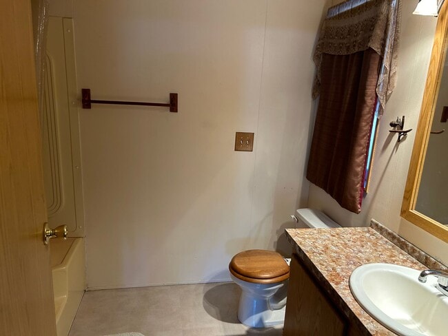 Building Photo - Cute Home Close to Everything