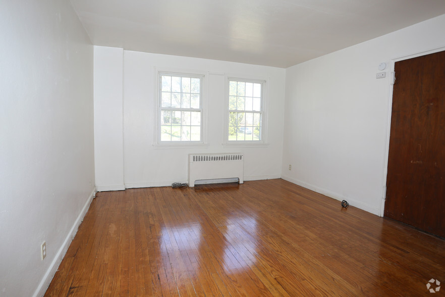 Living Room - Sunnycrest Manor