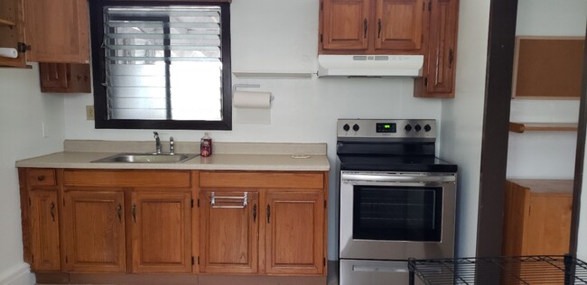 Kitchen w/glass stove top - 3337 Pakanu St