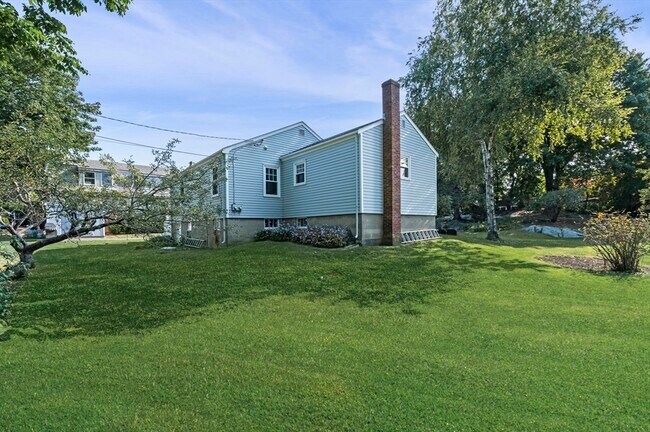 Building Photo - 15 Meadow Ln