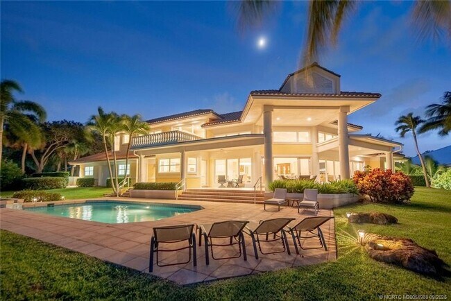 Building Photo - 901 SE Riverside Dr