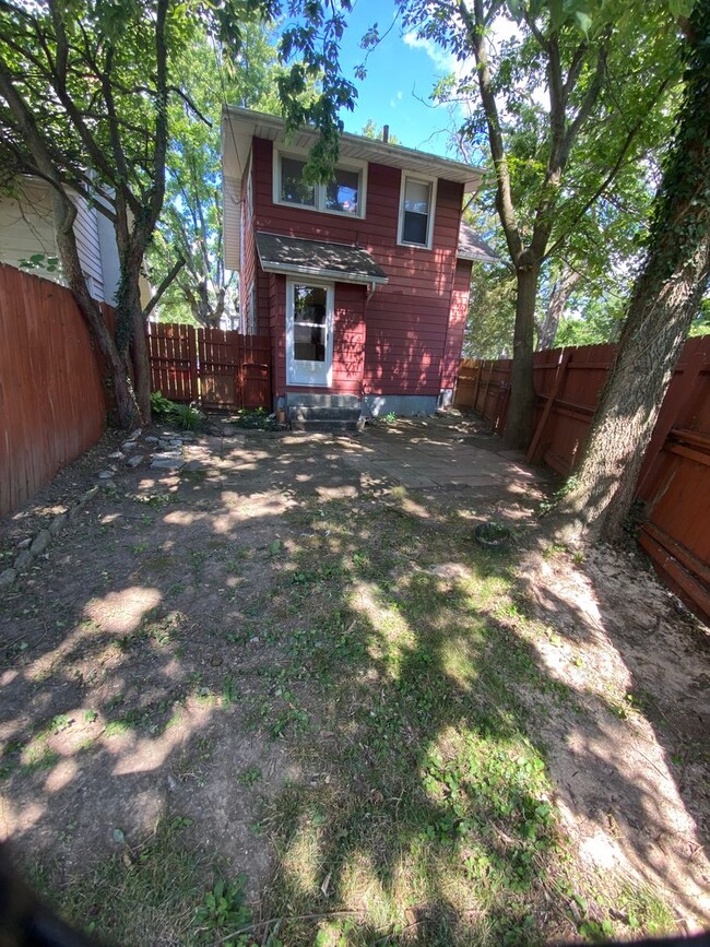 Building Photo - 2 Bedroom 1 Bath home