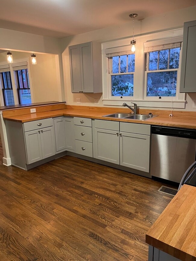 Building Photo - *****COMING SOON****Charming Home in North...