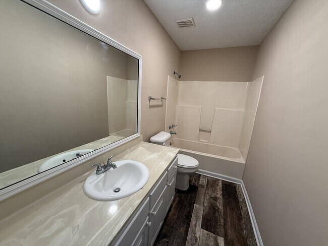 Building Photo - 226 Hickory Trail