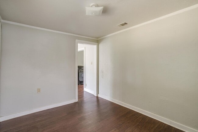 Building Photo - Large 4 Bed, 2 Bath in the heart of Histor...