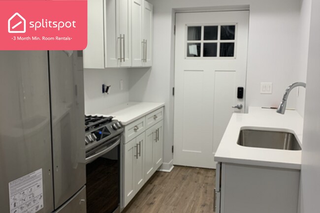 Building Photo - Private room in 3 bedroom Boston Apartment...