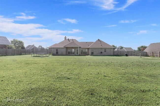Building Photo - "Charming 4-Bedroom Gem with Spacious 2091...