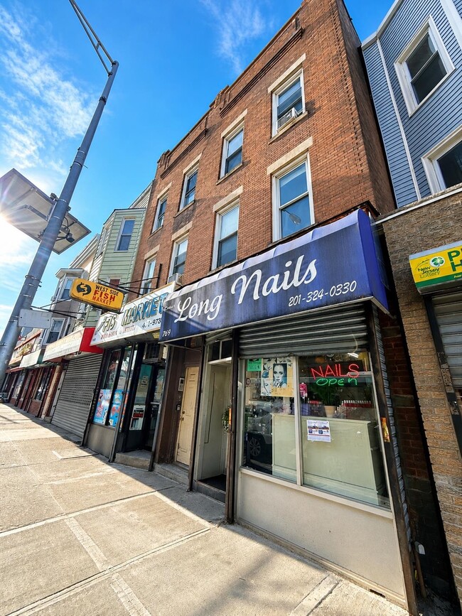 Building Photo - 769 West Side Ave