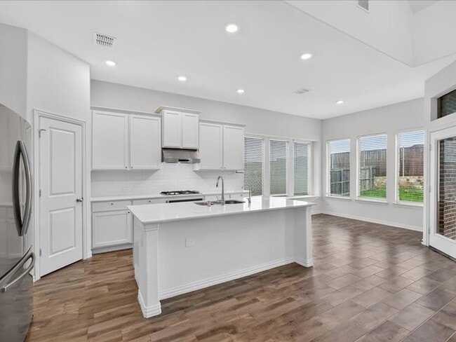 Building Photo - 1501 Lake Grove Dr