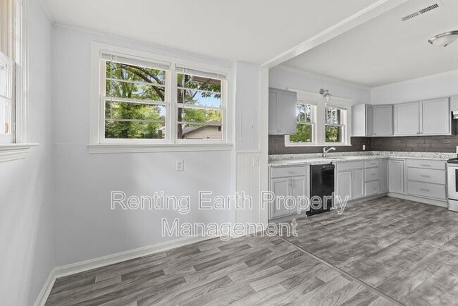 Building Photo - 5113 Farrell Ave