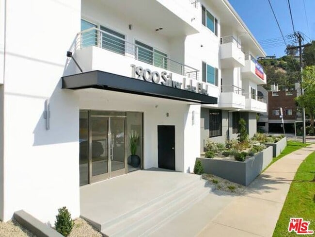 Building Photo - 1900 Silver Lake Blvd