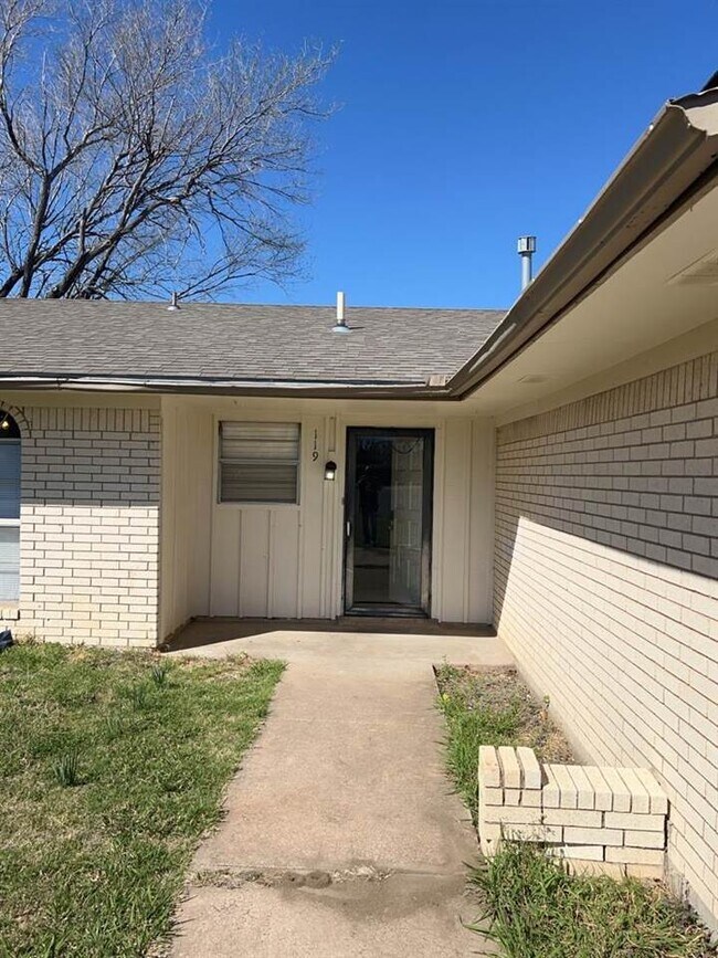 Building Photo - 119 SE Surrey Ln