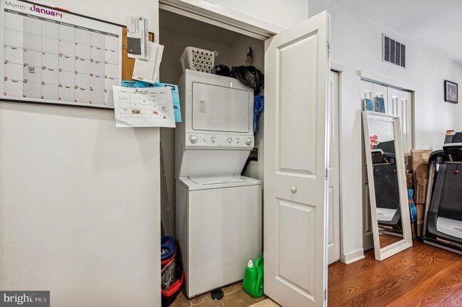 Building Photo - 6212 Ridge Ave