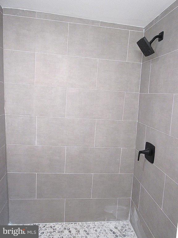 Building Photo - 708 Oak Ln