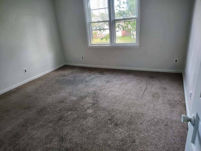Building Photo - 2.0 bedroom in Richmond Indiana 47374