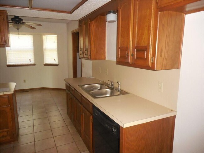 Building Photo - 12613 Whispering Hollow Dr