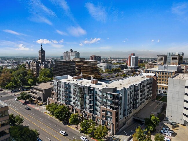 Building Photo - Beautiful Downtown Apartment!