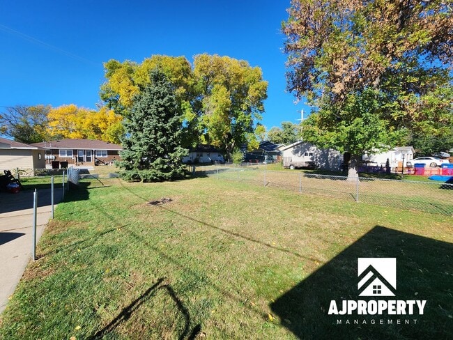 Building Photo - 2 Bedroom 1 Bathroom Near Edison Middle School