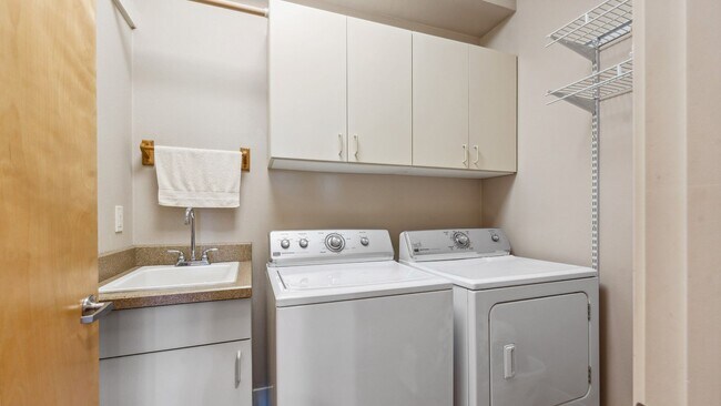 Building Photo - Modernly Elegant Townhome w/ 2 Primary Suites +2.5 bathrooms in Beautiful Peterkort!