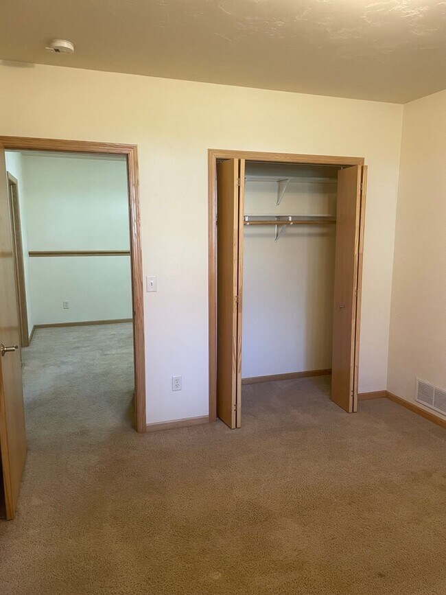 Building Photo - 2930 W Glenpark Dr