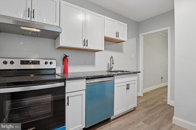 Building Photo - 305 E 22nd St