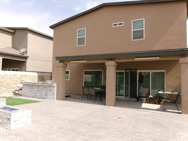 Building Photo - 645 La Entrada Cir