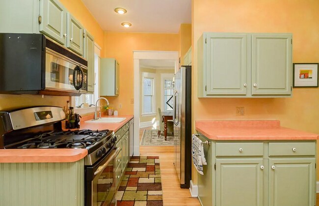 Building Photo - This Amazing 4BR/2 BA Home on Summit Hill ...