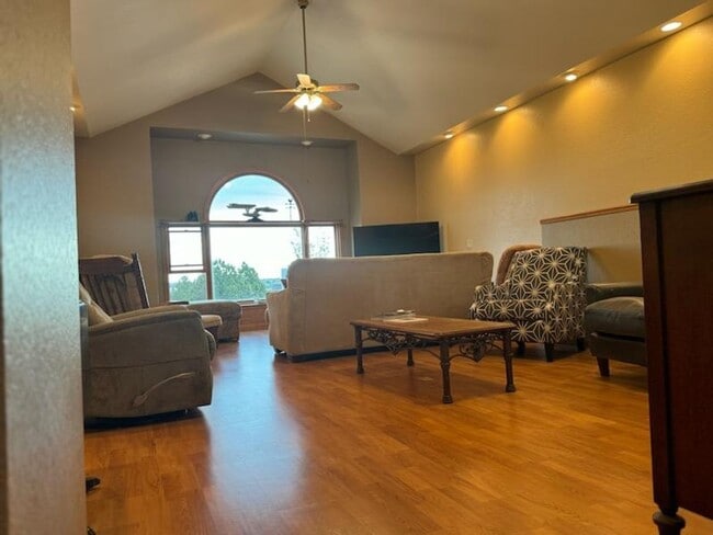 Building Photo - $2400 - 5 Bedroom, 2 Bath Home - Great Downtown Location and Views!!