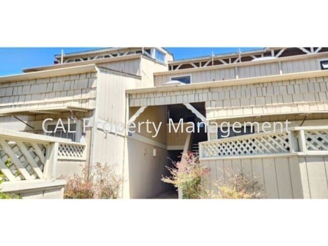 Building Photo - 1 Bedroom 1.5 Bathroom Condo!