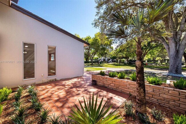 Building Photo - 11301 SW 91 Ave