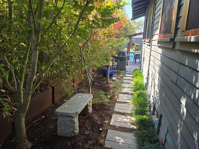 Building Photo - 3 Bed/2 Bath Craftsman Beauty in Historic ...