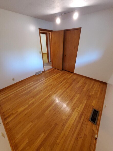 Building Photo - 6814 Ravenwood Ave NW