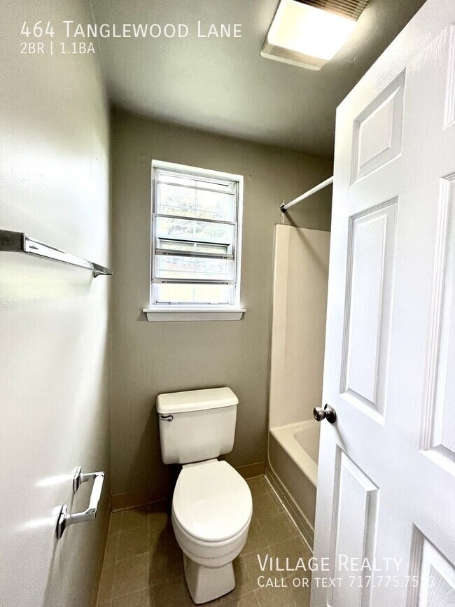 Building Photo - 464 Tanglewood Ln