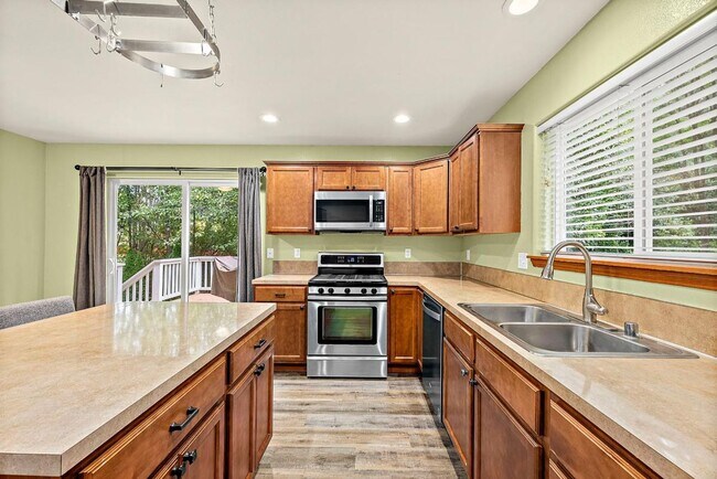 Building Photo - Spacious 3-Bed Home w/ AC, RV Parking & Hu...