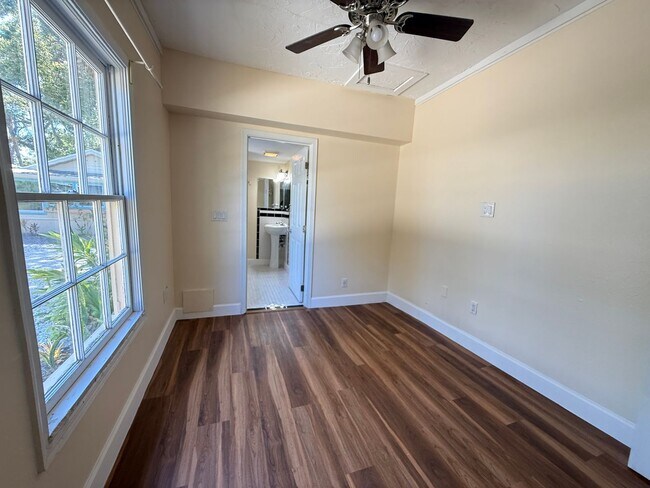 Building Photo - 3/2 Cottage Available! No deposit if qualified!