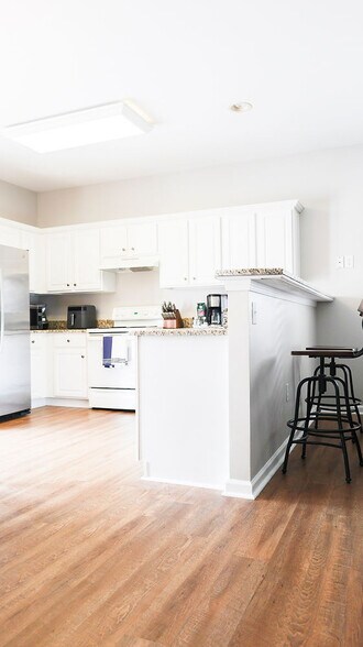 Building Photo - 27 Minots Ledge Ln
