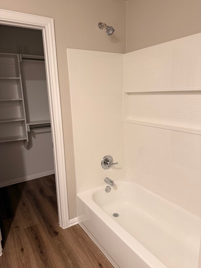 Building Photo - 713 Pemberly