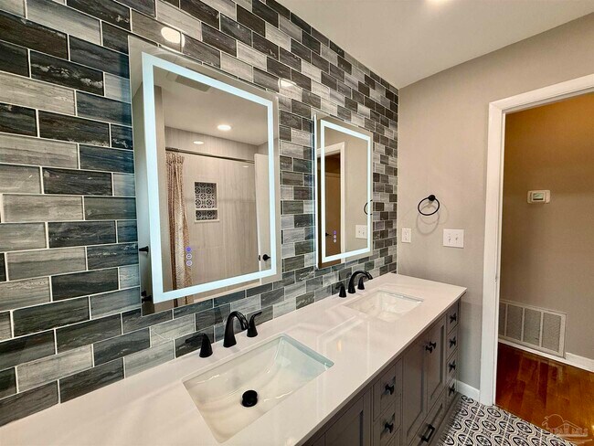 Building Photo - 205 Fairpoint Dr