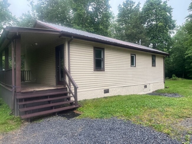 Building Photo - 1 BED 1 BATH PRIVATE RETREAT!