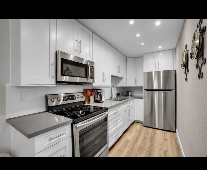 Kitchen with new appliances - 2810 N Arcadia Ct
