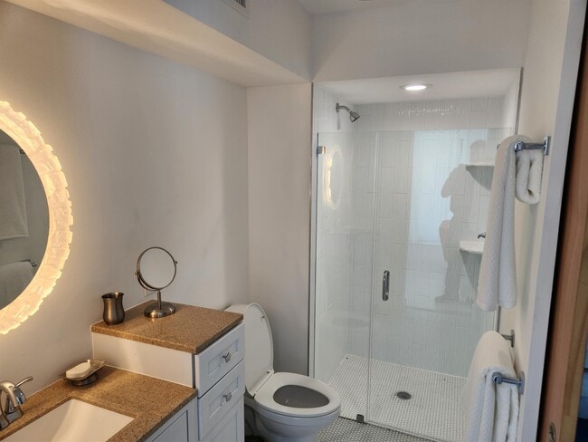 Building Photo - 513 Mulholland Park