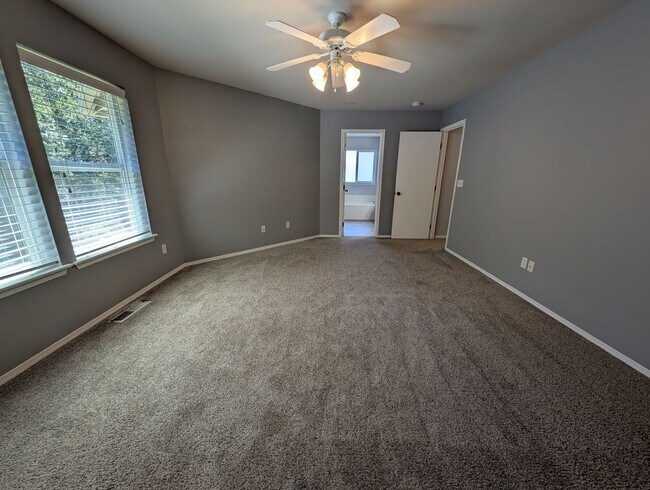 Building Photo - 4 Bedroom, 2.5 Bath DuPont Home!