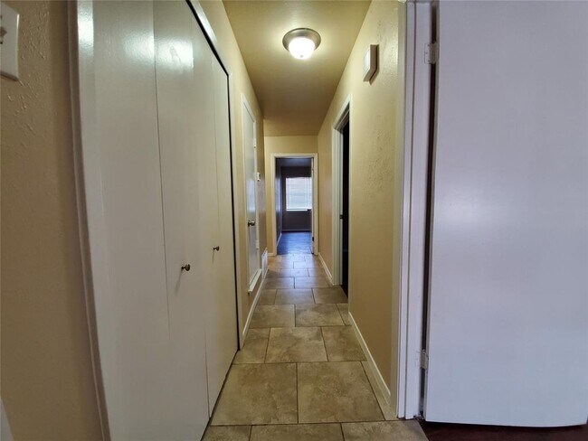 Building Photo - 824 Warren Way