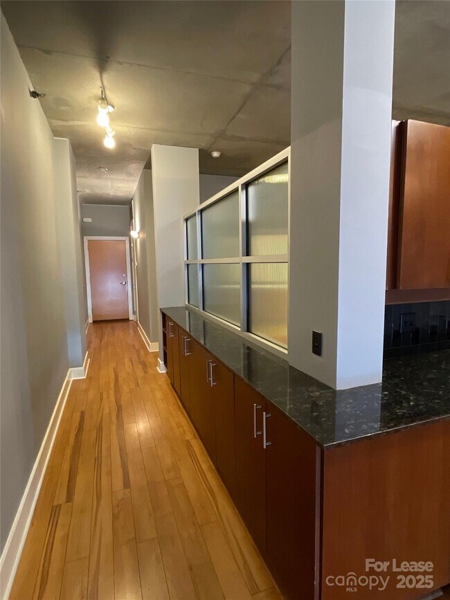 Building Photo - 505 E 6th St