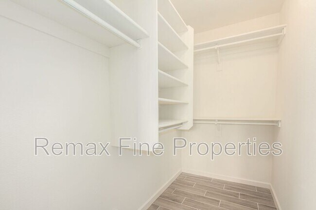 Building Photo - 1851 E Carla Vista Dr
