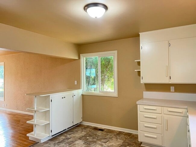 Building Photo - 2Bd/1Ba Single Story House w/ Basement - A...