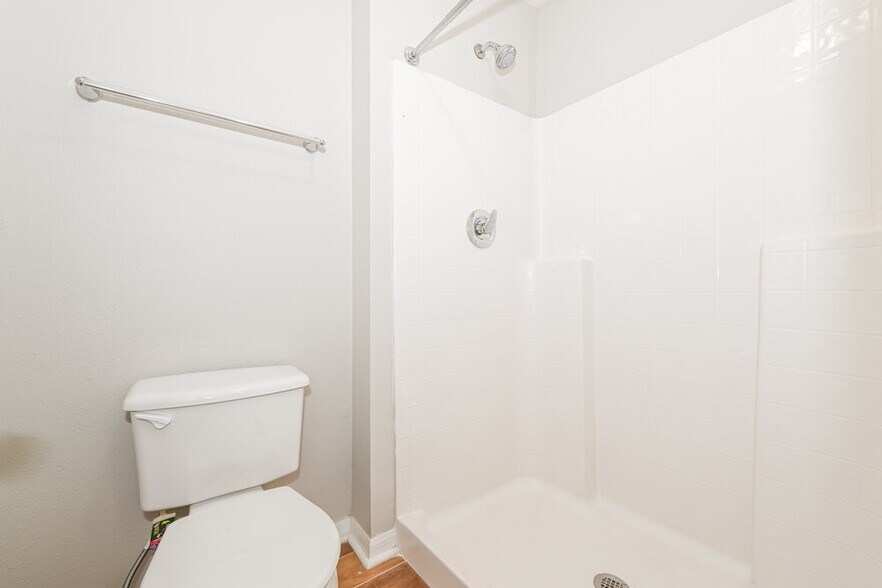 Building Photo - 8448 Oak Crossing Dr W