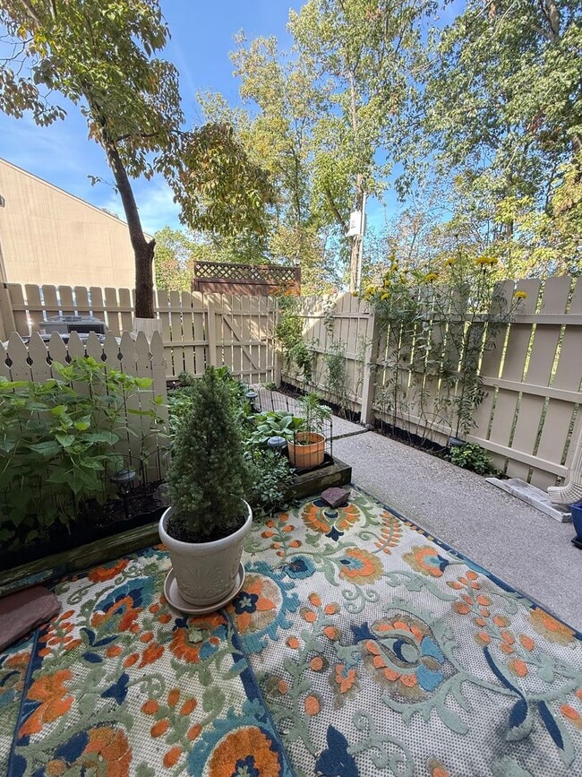 Building Photo - 10 Riverhill