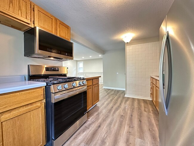 Building Photo - 3 Bedroom 1.5 Bathroom Finished Basement 2...