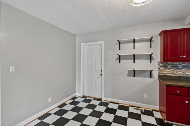 Building Photo - 4 Bedroom Rental